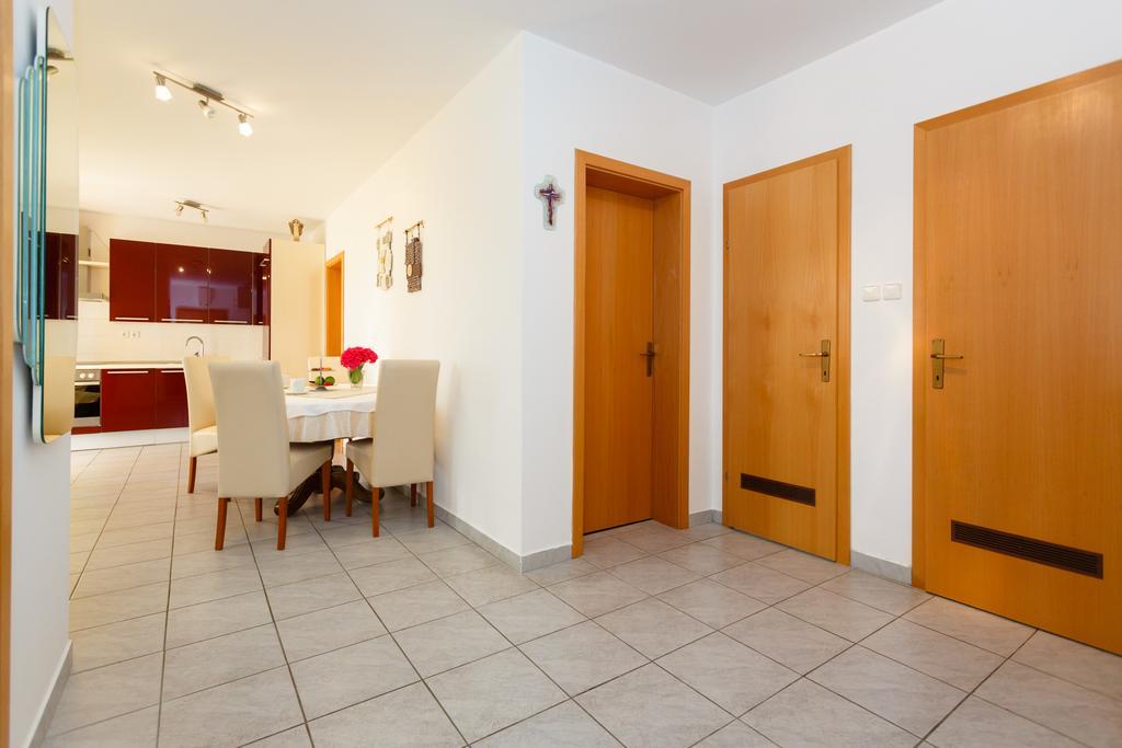 Apartman Snjezana Malinska Ngoại thất bức ảnh